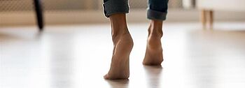 Fußbodenheizung kuehlen: Füße auf Wohnzimmer-Boden