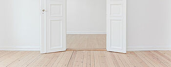 Fußbodenheizung undicht: Holzboden Tür weiß Header