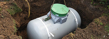 Flüssiggastank: Tank in ausgehobenem Erdloch