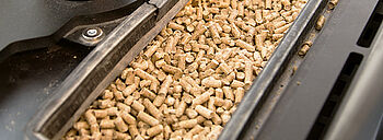 Biomasse Energie: Holzpellets im Pelletofen