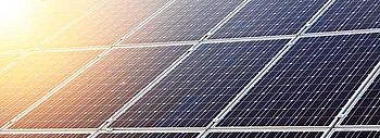 Photovoltaik Wirkungsgrad: Sonne scheint auf Solarmodule auf Dach