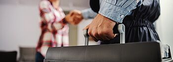 Heizkessel reinigen: Mann mit Koffer schüttelt Frau die Hand