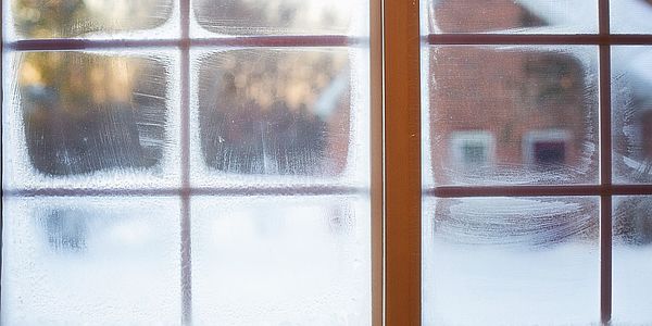 Richtig lüften im Winter: Beschlagenes Fenster