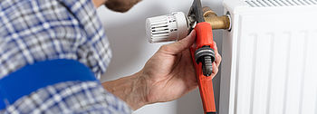 Heizkörperthermostat wechseln: Wann es Zeit wird und wie es geht Heizkörperthermostat wechseln: Heizungsbauer repariert Heizung