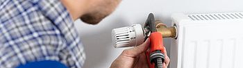 Heizkörperthermostat wechseln: Heizungsbauer repariert Heizung