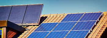 Solarthermie Förderung: Hausdach Solarthermiekollektoren