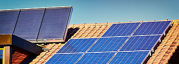 Solarthermie Förderung Solarthermie Förderung: Hausdach Solarthermiekollektoren