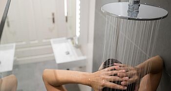 Durchlauferhitzer entkalken Durchlauferhitzer entkalken: Frau unter Dusche
