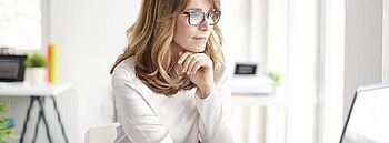Die Vorteile einer Heizlastberechnung: Berechnung & Funktionsweise Heizlastberechnung: Frau arbeitet am Laptop