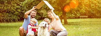 Wärmepumpe Schallschutz: glückliche Familie mit Hund