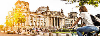 Klimapaket der Bundesregierung: Was bedeutet das für die Ölheizung? Klimaprogramm Bedeutung für Ölheizungen: Kommt jetzt Ölheizungs-Verbot? Deutscher Reichstag mit Radfahrerin