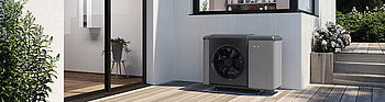 Heizen mit Wärmepumpe: WOLF CHA Monoblock Luft/Wasser-Wärmepumpe auf Terrasse hinter modernem Einfamilienhaus