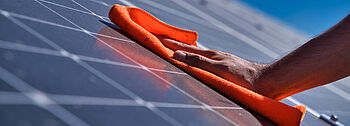 Photovoltaik reinigen: Preis und technische Details Photovoltaik reinigen Preis: Reinigung Solarmodule