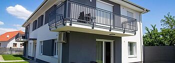 Fundament Wärmepumpe: modernes Haus mit Garten