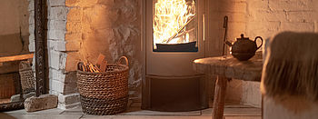 Dieser Brennwert steckt in Holz Brennwert Holz: Kamin in Wohnzimmer