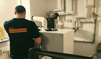 Heizungsbauer-Interview: Warum der Heizungstausch so wichtig ist und typische Fehler beim Heizen Heizungsbauer Interview: Kevin Unterberg wartet Heizung