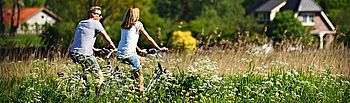 Wie kann man CO2 reduzieren? CO2 Umwelt Paar Fahrrad Natur