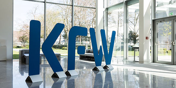 KfW Fördermittel für die Heizung: KfW Logo im Empfangsbereich