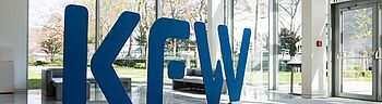 KfW Fördermittel für die Heizung. ©KfW-Bildarchiv / Thorsten Futh KfW Fördermittel für die Heizung: KfW Logo im Empfangsbereich
