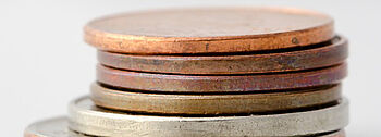 Marktanreizprogramm: Aufgestapelte Münzen