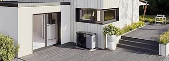 Checkliste Wärmpumpe: Außenansicht auf ein Neubau-Einfamilienhaus, auf der Terasse steht eine CHA-Monoblock Wärmepumpe von WOLF.