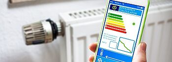 Energieeffizienzklasse berechnen: Smartphone mit Energielabel-App