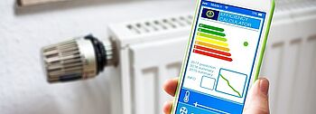 Energieeffizienzklasse berechnen: Smartphone mit Energielabel-App