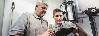 Hydraulischer Abgleich – die Heizung effizient optimieren Hydraulischer Abgleich: Zwei Heizungsinstallateure im Heizungskeller