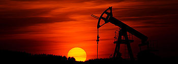 Entwicklung Heizölpreis: Bohrinsel im Sonnenuntergang