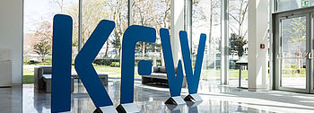 KfW Fördermittel für die Heizung. ©KfW-Bildarchiv / Thorsten Futh KfW Fördermittel für die Heizung: KfW Logo im Empfangsbereich