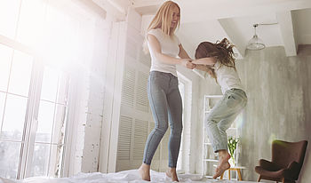 Kachelofen modernisieren Kachelofen modernisieren: Mutter und Tochter