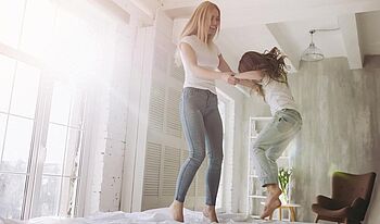Kachelofen modernisieren Kachelofen modernisieren: Mutter und Tochter