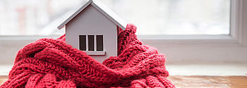Wärmekapazität: Wissen, was gut Wärme speichert Wärmekapazität: Modellhaus mit Schal umwickelt