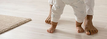 Fußbodenheizung einstellen: Frau Kind Füße barfuß Boden