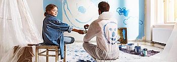 Energetische Sanierung Pflicht Energetische Sanierung Pflicht: Familie streicht Wand