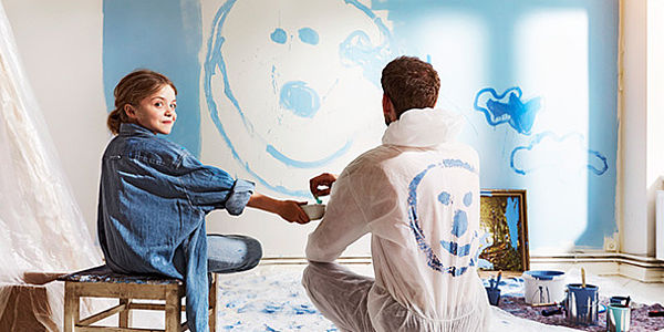 Energetische Sanierung Pflicht: Mädchen und Papa streichen Zimmer