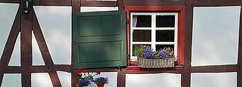 Energieausweis Denkmalschutz: Altes Fachwerkhaus mit kleinem Fenster