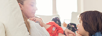 Wie heizt man richtig? Tipps und Tricks für den Alltag Wie heizt man richtig? Frau und zwei kleine Kinder auf Couch