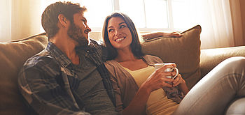 Heizung entlüften und Heizkosten sparen: Paar auf Couch