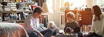 Kraft-Wärme-Kopplung Einfamilienhaus: Familie sitzt am Boden