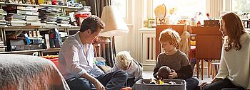 Kraft-Wärme-Kopplung Einfamilienhaus Kraft-Wärme-Kopplung Einfamilienhaus: Familie sitzt am Boden