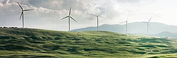 Energiewende Deutschland; Windräder auf grünen Hügeln
