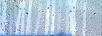 Luftfeuchtigkeit senken: Fenster mit Wasserstreifen