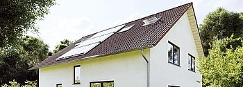Solarkollektor: Wesentlicher Baustein der Solarthermieanlage Solarkollektor: Haus mit Solarkollektoren von WOLF