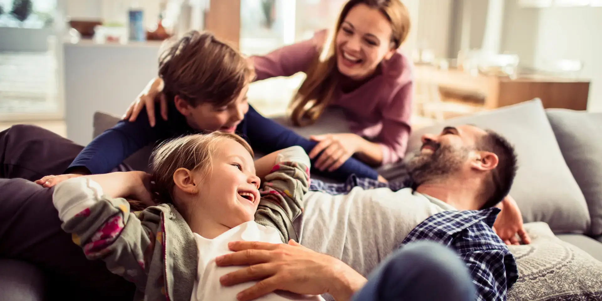 adobestock-geber86-665174483.webp Kategoriebild Raumklima: Glückliche Familie auf dem Sofa