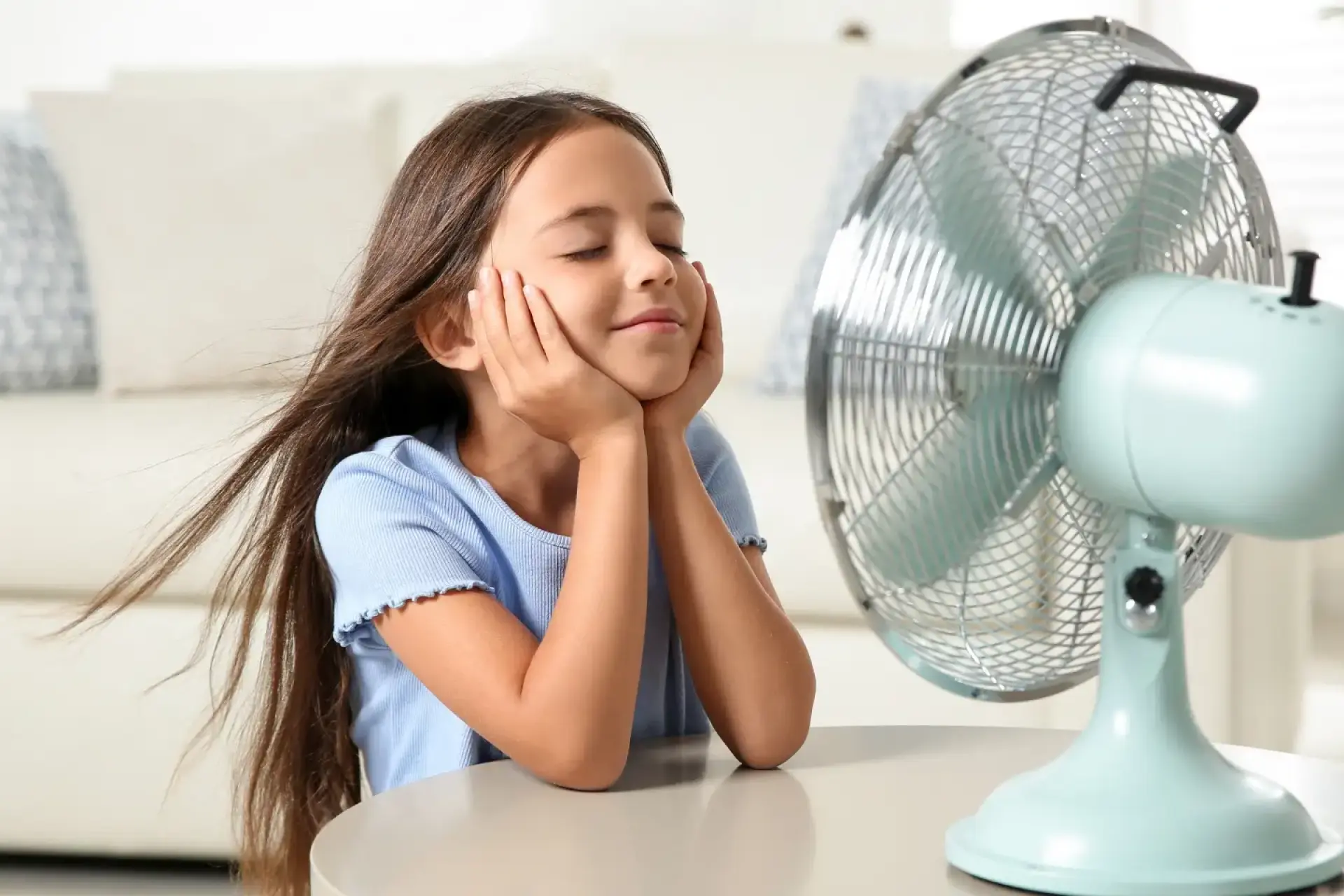 Alternative für Klimaanlage: Mädchen vor einem Ventilator