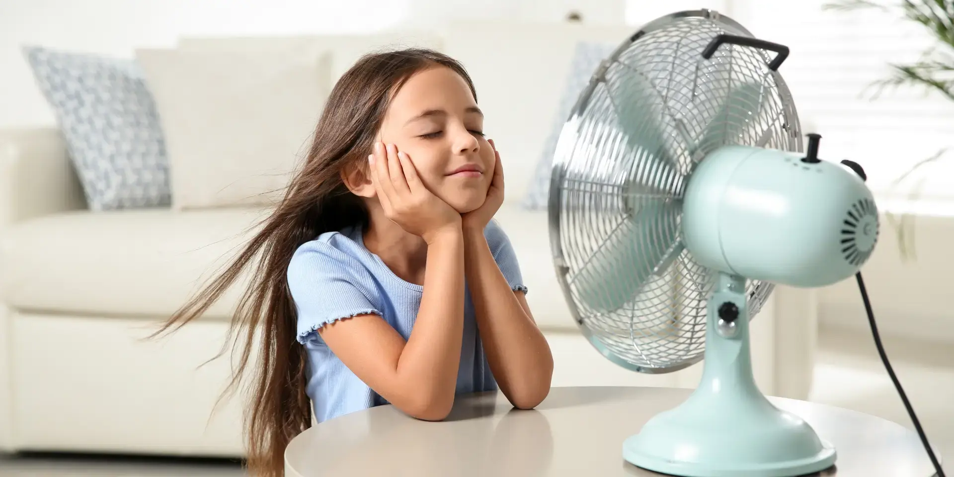 Alternative für Klimaanlage: Mädchen vor einem Ventilator