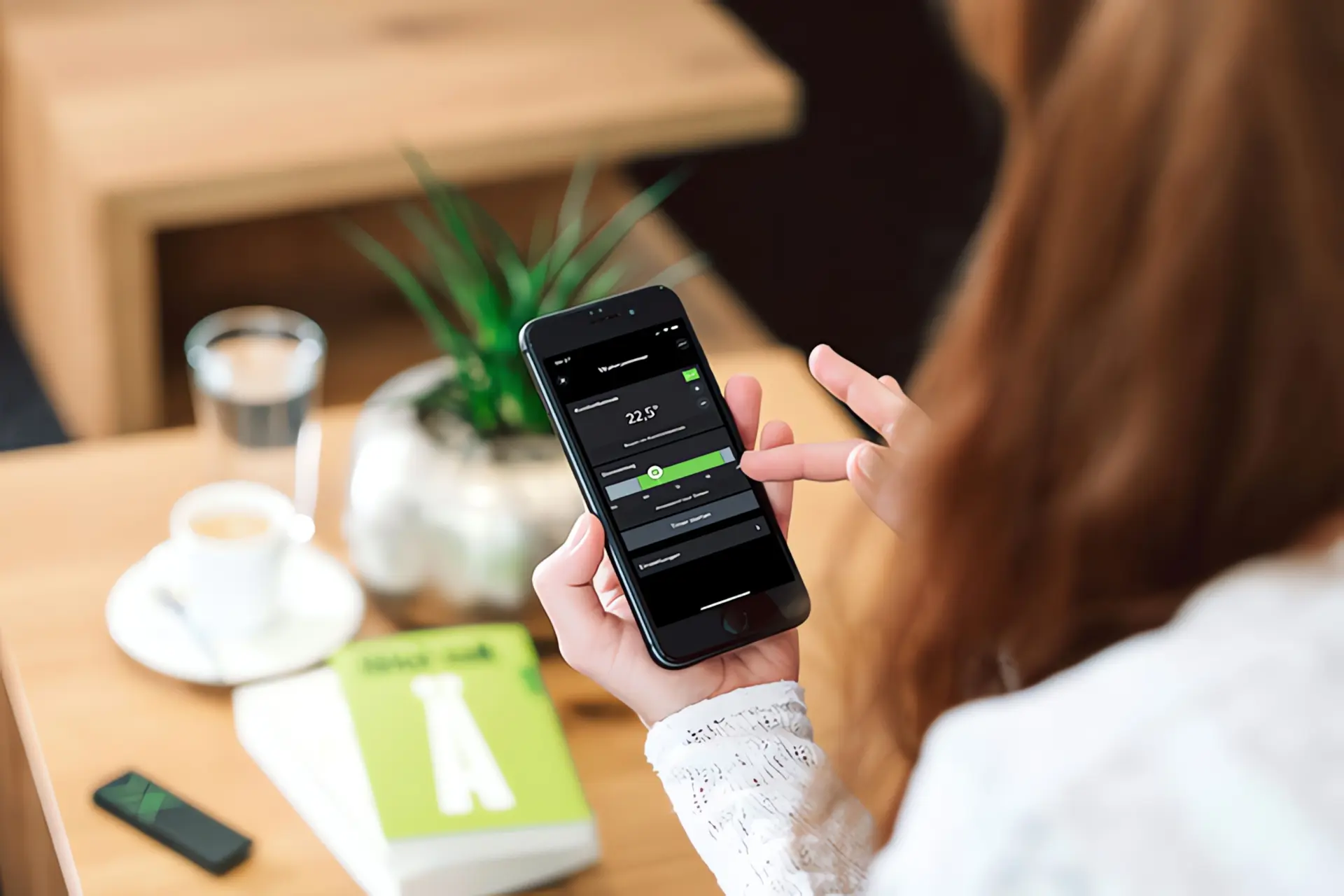 Smarthome-Systeme: Frau mit Loxone App auf Smartphone