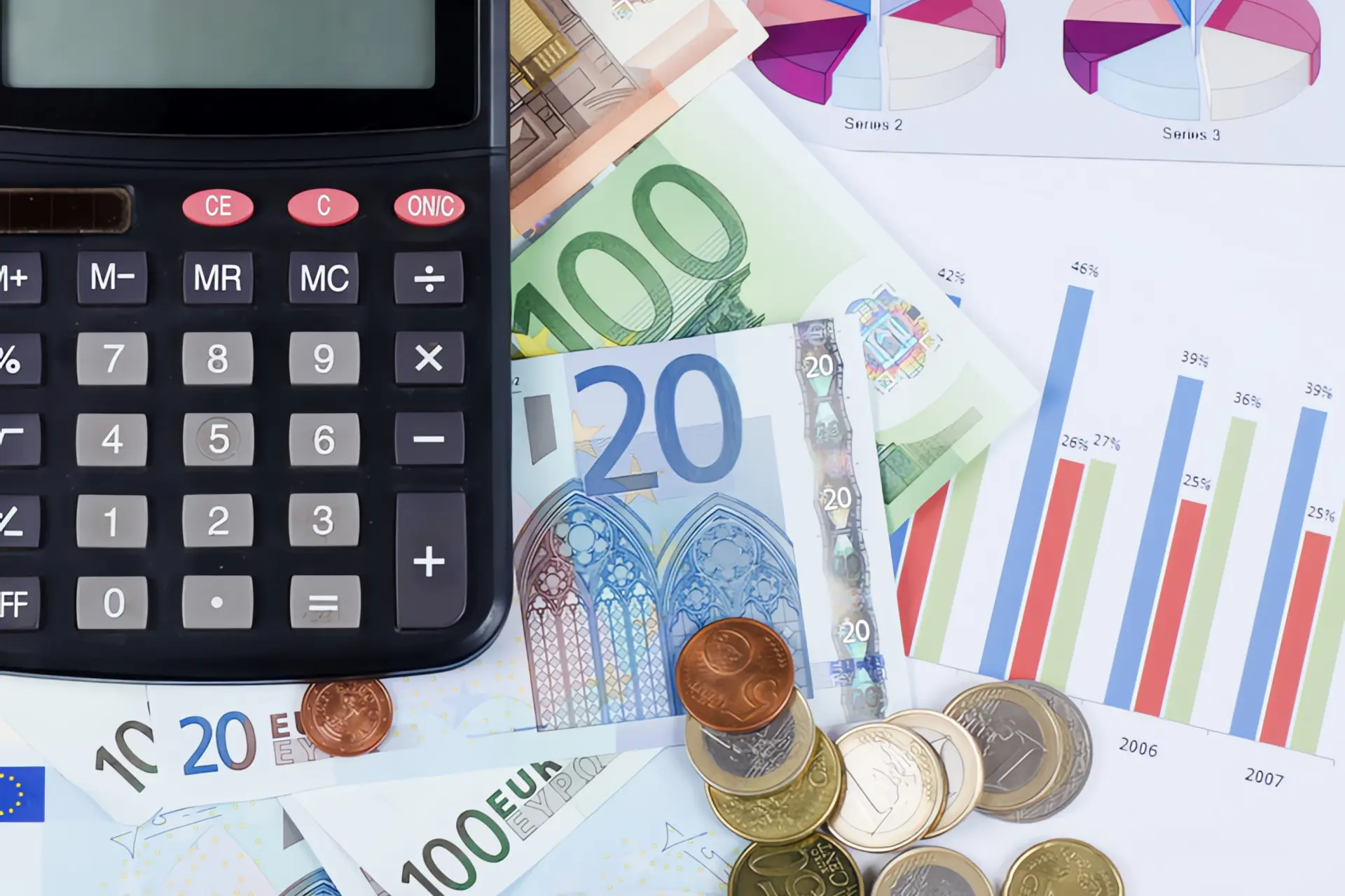 Alte Heizung: Taschenrechner und Geld liegen auf ausgedruckten Statistiken und Graphen