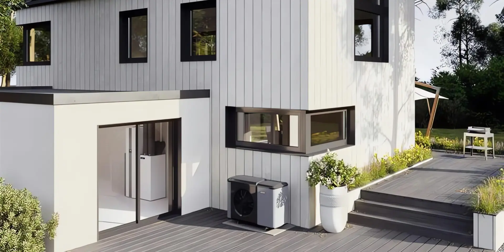 Checkliste Wärmpumpe: Außenansicht auf ein Neubau-Einfamilienhaus, auf der Terasse steht eine CHA-Monoblock Wärmepumpe von WOLF.